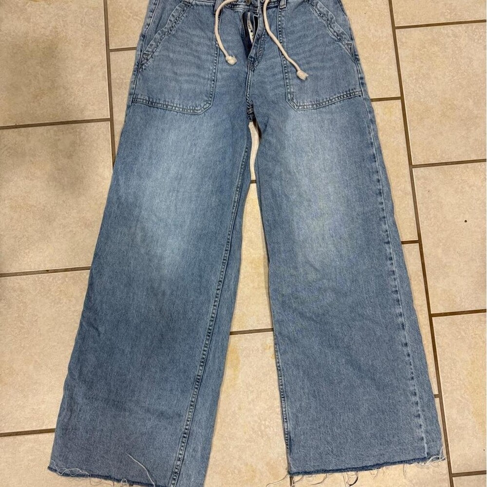Lucky Brand women’s blue jeans with adjustable waistband with drawstring. Size S